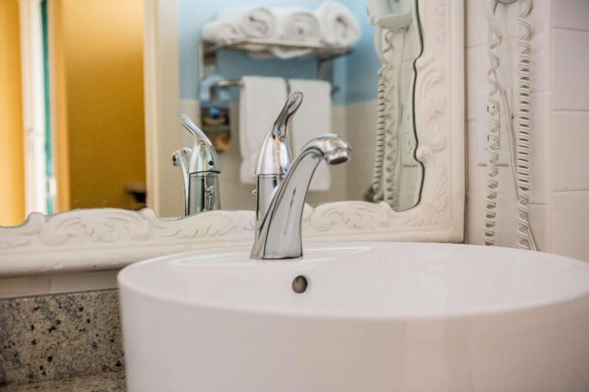 Baño | Tina con regadera, amenidades de baño gratuitas, secadora de cabello 