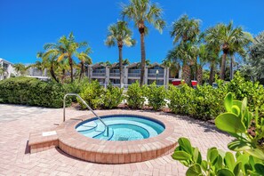 Outdoor spa tub - Best Western Plus Yacht Harbor Inn (Dunedin)