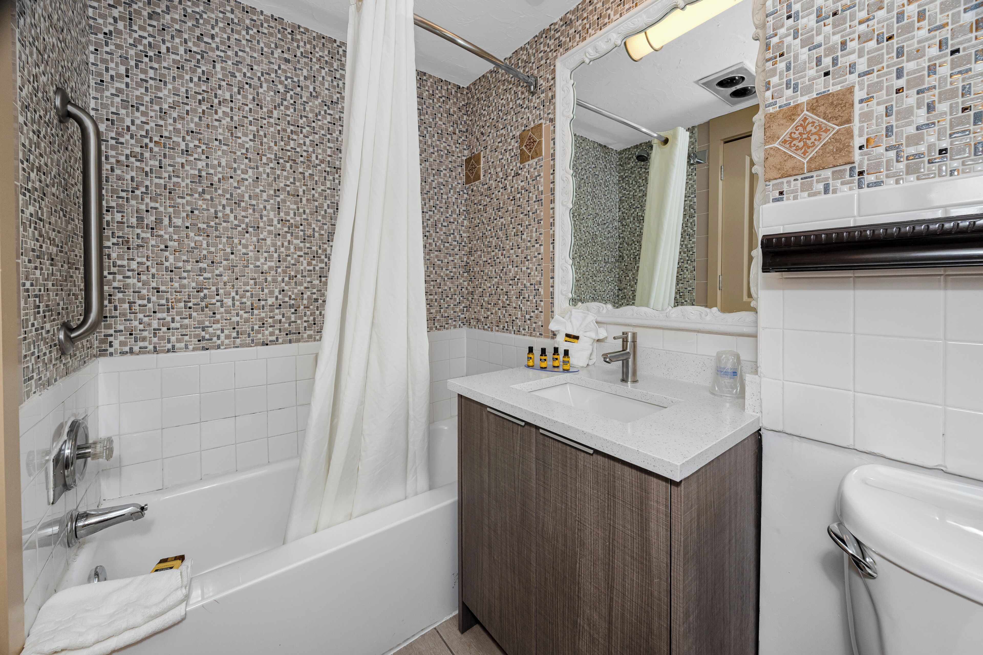 standard room, 1 king bed, refrigerator & microwave, harbour view | bathroom | combined shower/bathtub, free toiletries, hair dryer, towels