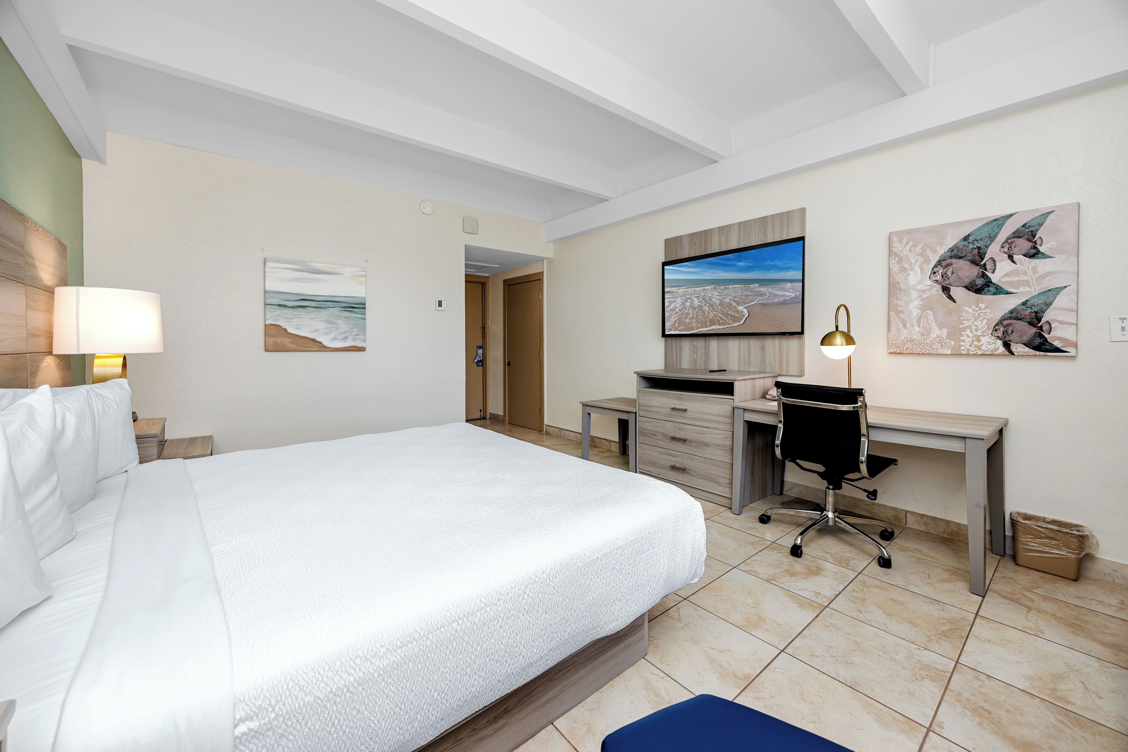 Colchones con acolchado adicional, minibar, caja fuerte y escritorio