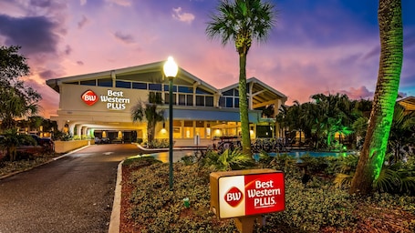 Exterior. Best Western Plus Yacht Harbor Inn