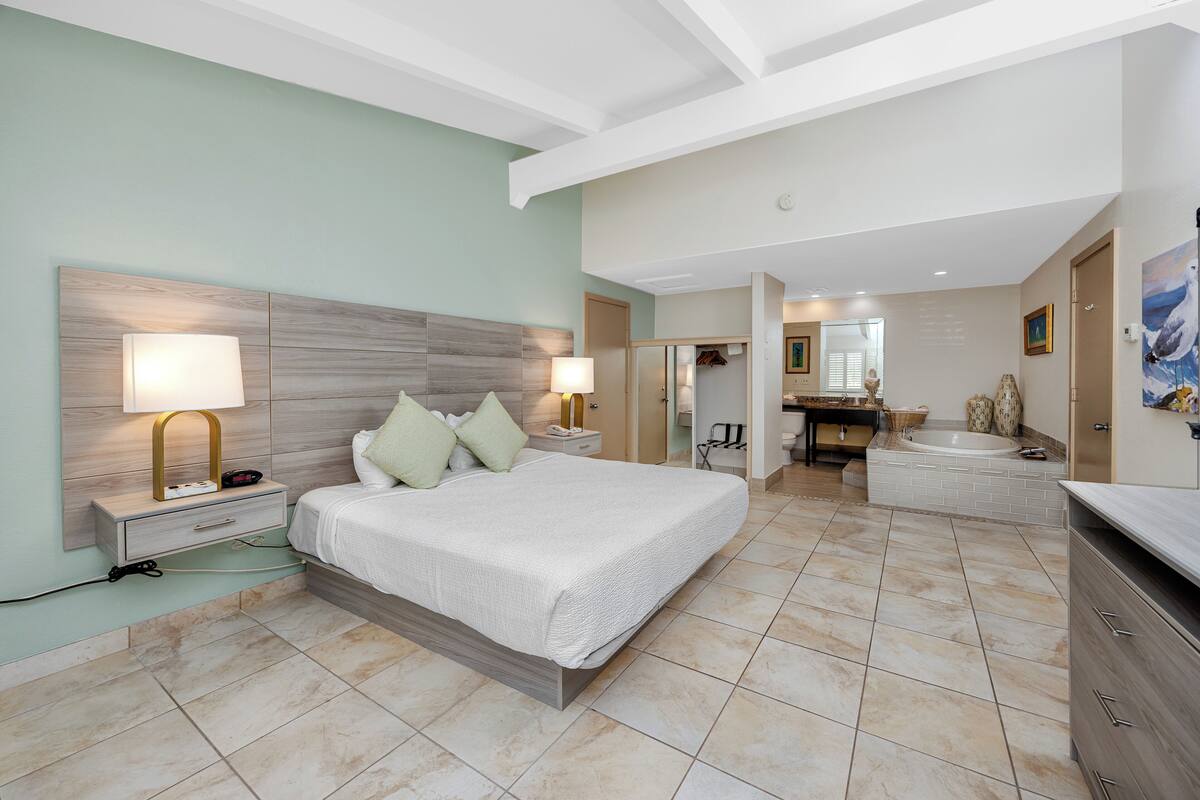 Suite, Multiple Beds, Non Smoking, Jetted Tub | Pillow-top beds, minibar, in-room safe, desk