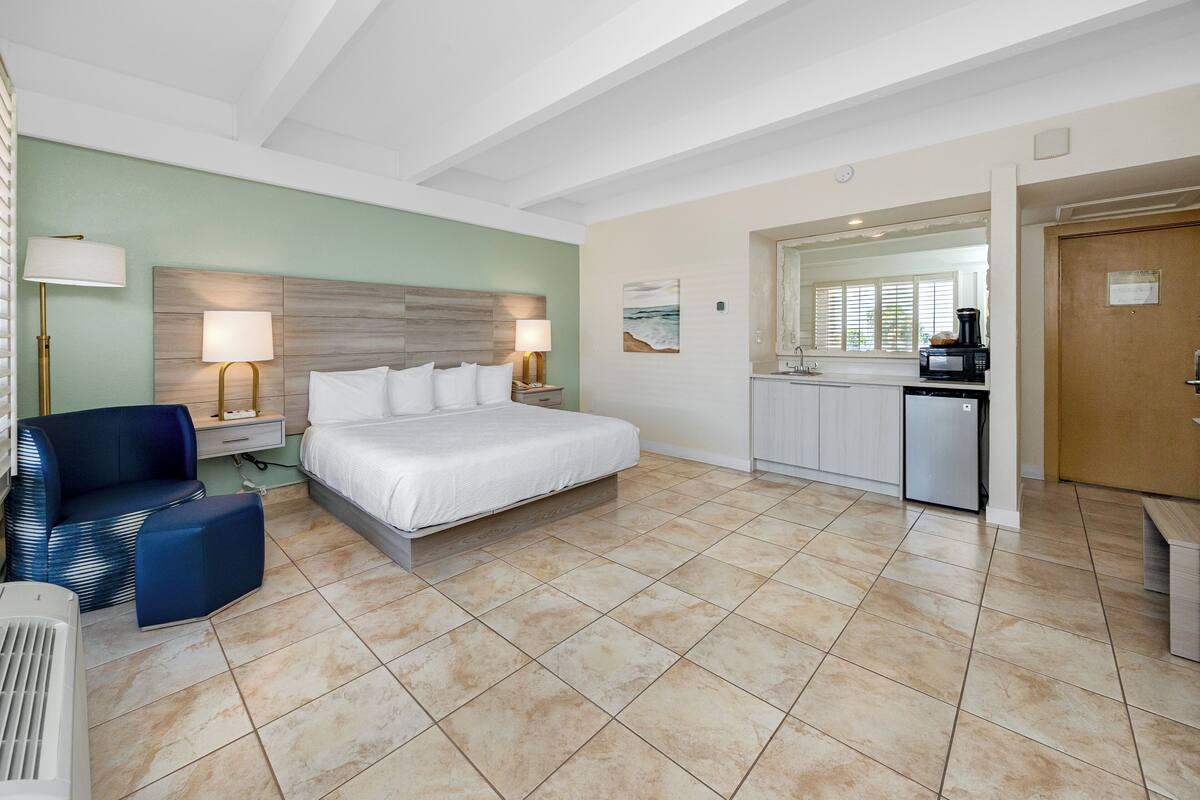 Standard Room, 1 King Bed, Non Smoking, Refrigerator & Microwave (Larger Room) | Pillow-top beds, minibar, in-room safe, desk