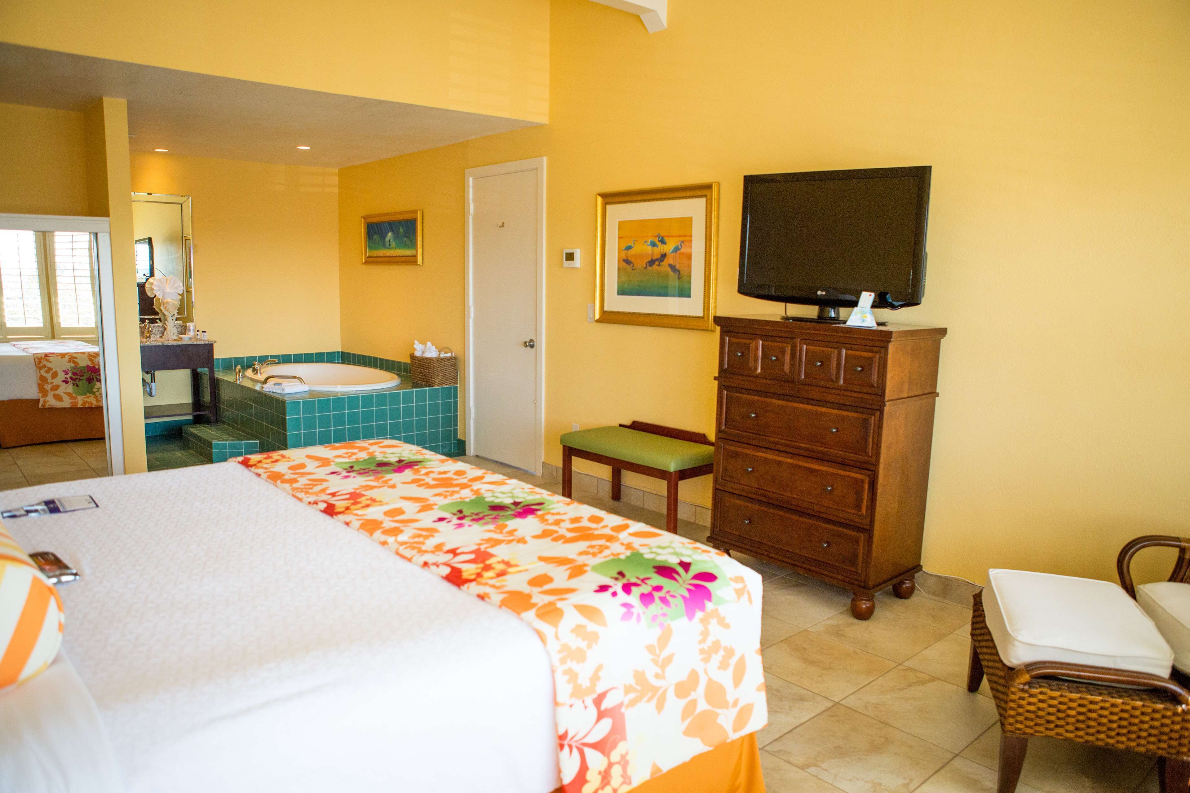 suite, multiple beds, non smoking, jetted tub | pillow-top beds, minibar, in-room safe, desk