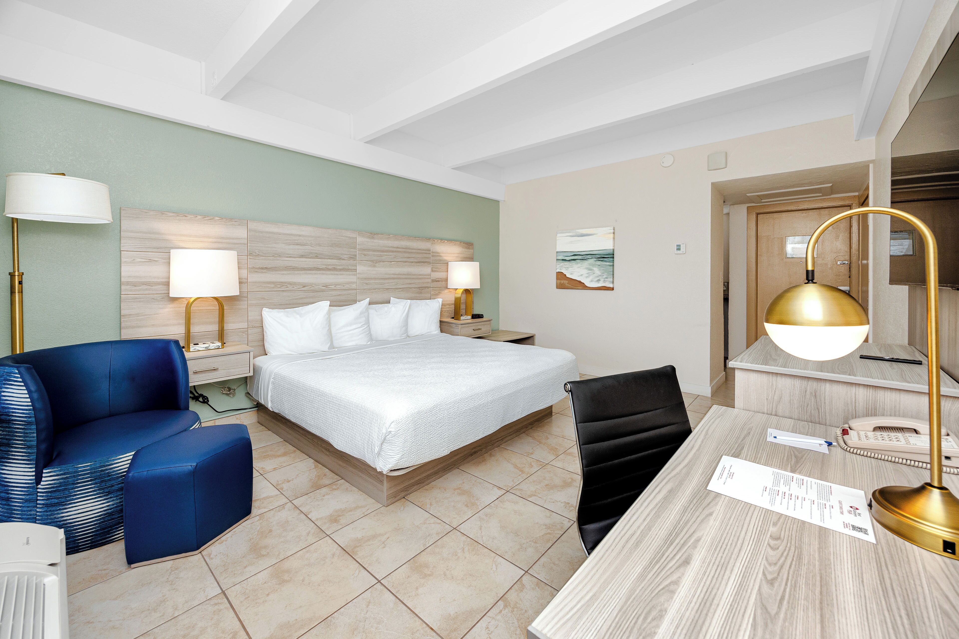 Colchones con acolchado adicional, minibar, caja fuerte y escritorio