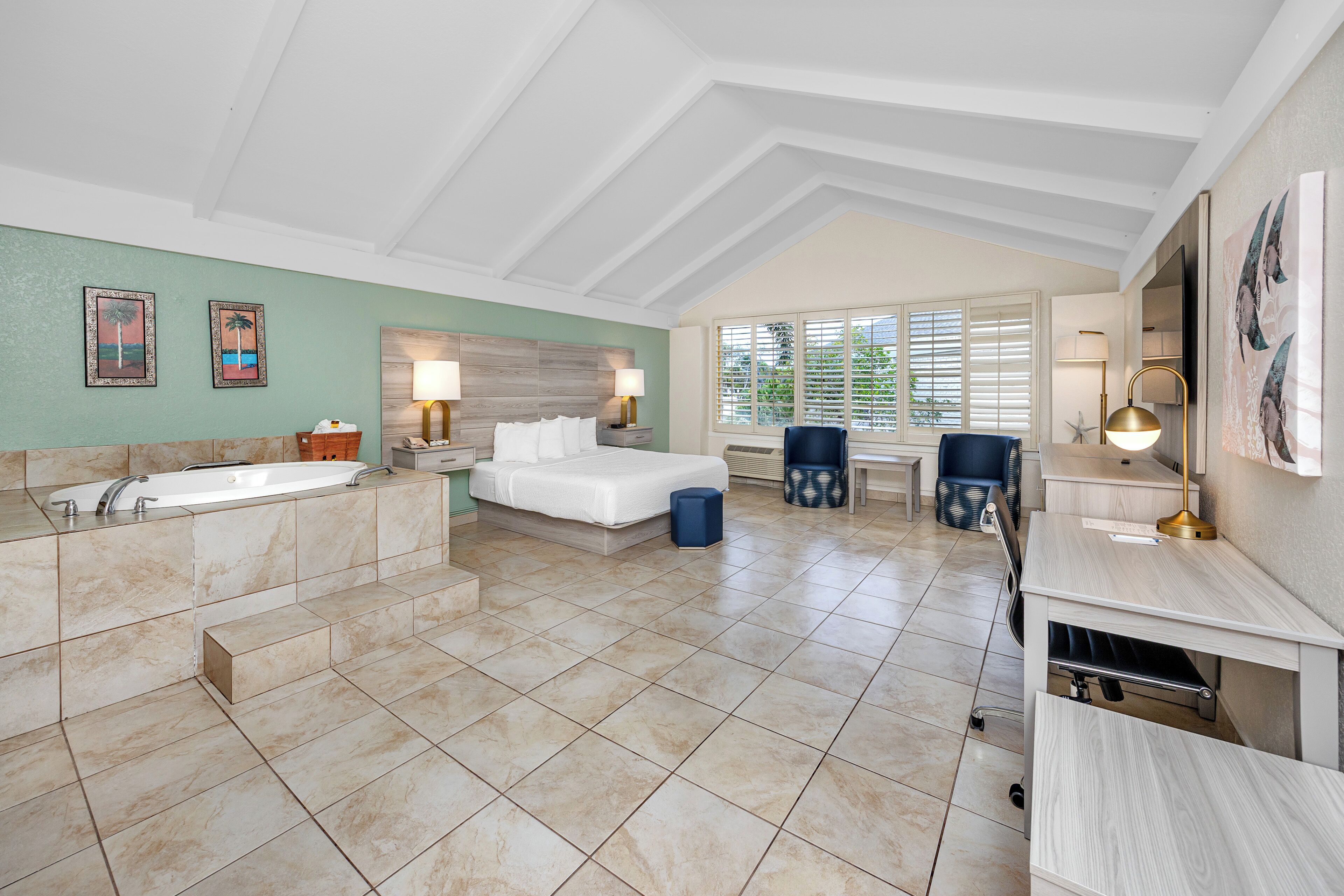 Suite, 1 King Bed, Non Smoking, Jetted Tub | Pillowtop beds, minibar, in-room safe, desk