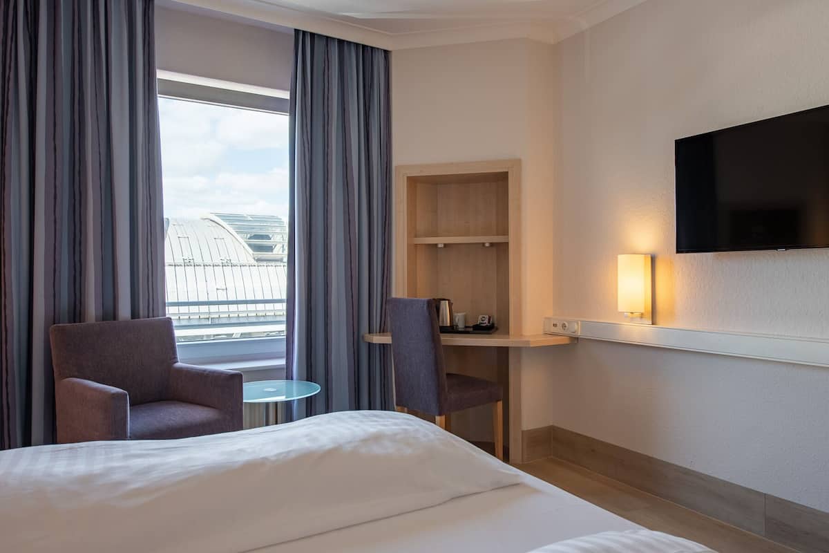business room, city view | hypo-allergenic bedding, in-room safe, desk, blackout curtains