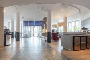 Lobby sitting area - IntercityHotel Kiel (Kiel)