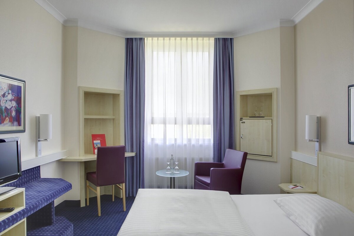 Hypo-allergenic bedding available, in-room safe, desk, blackout drapes