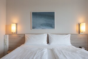 Business Room (Harbour View) | Hypo-allergenic bedding, in-room safe, desk, blackout drapes - IntercityHotel Kiel (Kiel)