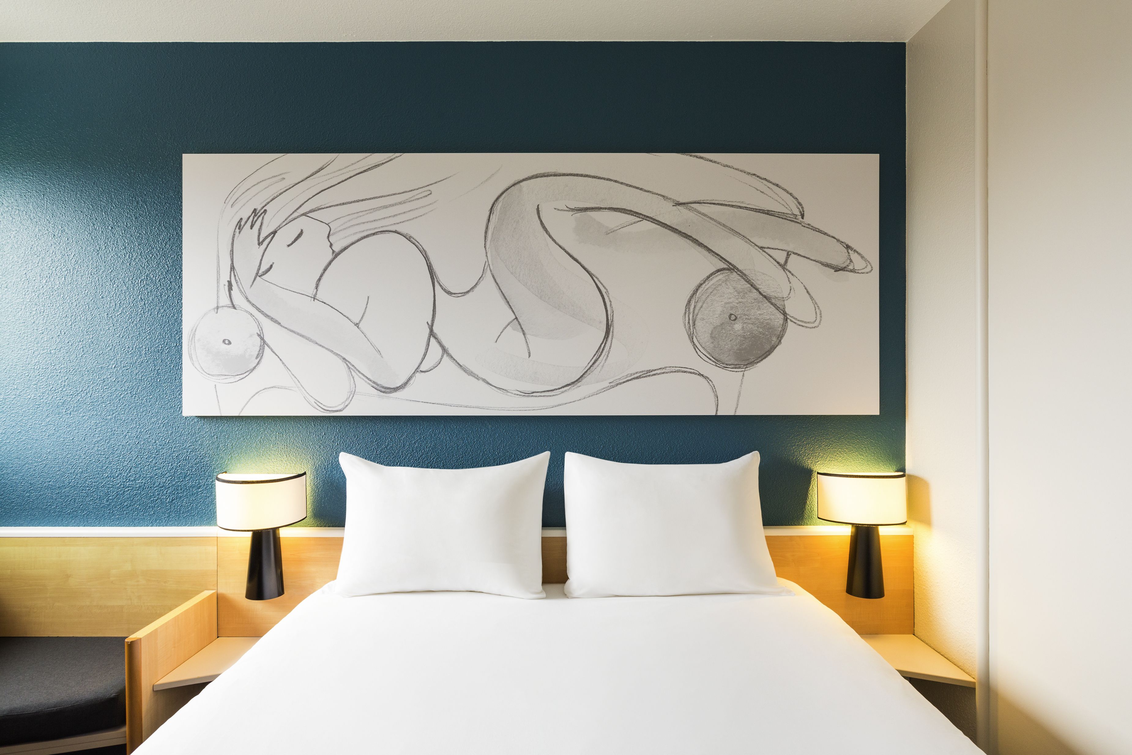 desk, blackout curtains, soundproofing, free wifi