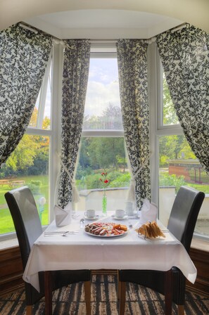 อาหารเช้าแบบบุฟเฟ่ต์ทุกวัน (GBP 8.50 ต่อคน)