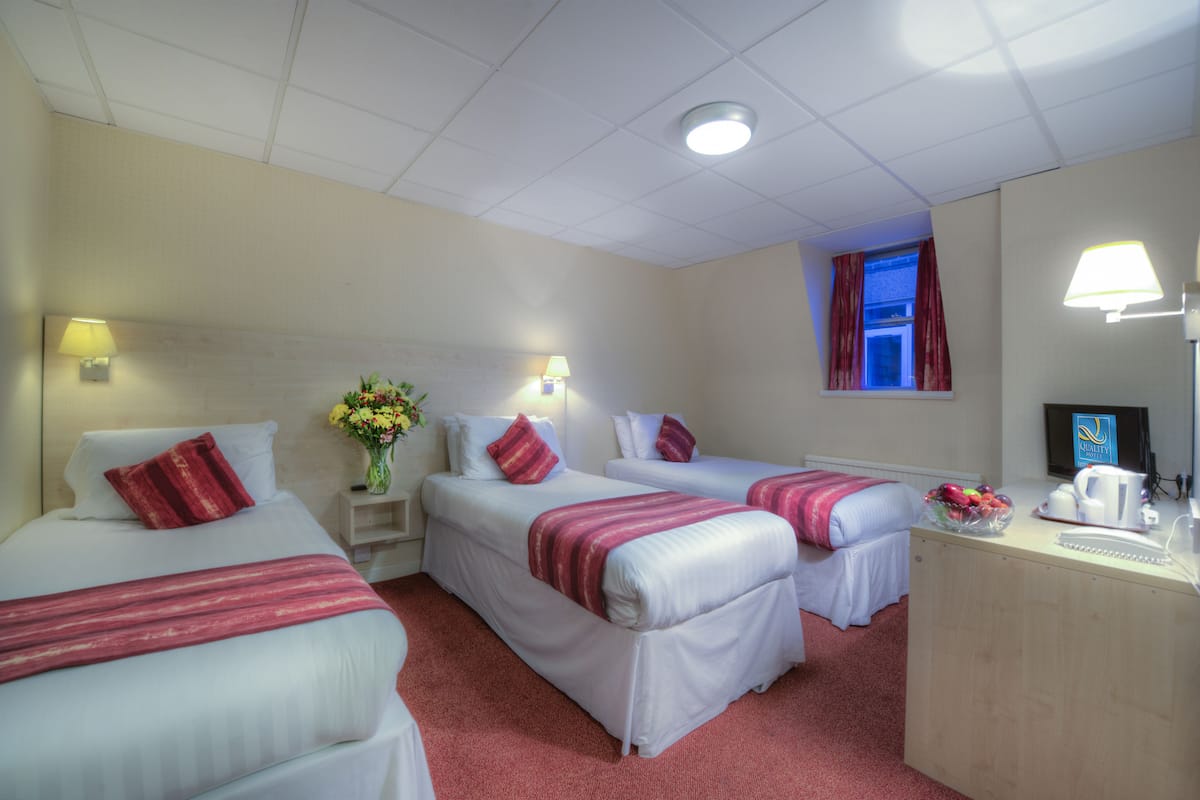 Triple Room | Desk, blackout drapes, free cribs/infant beds, free WiFi