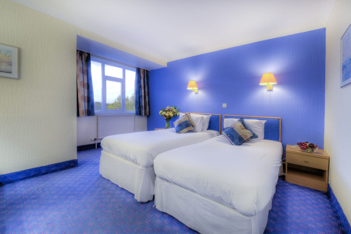 Standard Twin Room, 2 Single Beds | Desk, blackout curtains, free cots/infant beds, free WiFi