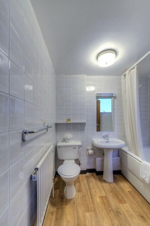 Combined shower/bathtub, hair dryer, towels - Cobden Hotel Birmingham (Birmingham)