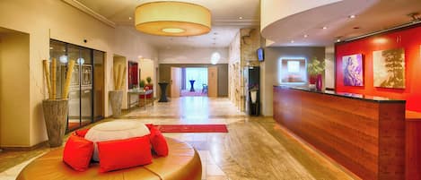Coin salon dans le hall
