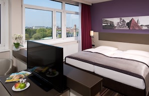 Hochwertige Bettwaren, Zimmersafe, Schreibtisch, schallisolierte Zimmer