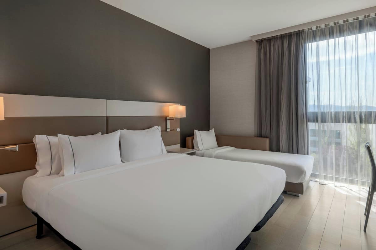 Habitación estándar, 1 cama de matrimonio grande con sofá cama | Ropa de cama de alta calidad, minibar, escritorio