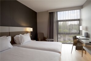 Standard Room, 2 Twin Beds | Premium bedding, minibar, desk, soundproofing