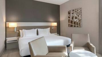 Luxe beddengoed, een minibar, een bureau, geluiddichte muren