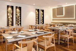 Tägliches Frühstücksbuffet (17.60 EUR pro Person)