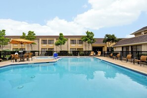 Outdoor pool - Courtyard by Marriott Houston I-10 West/Energy Corridor (Houston)