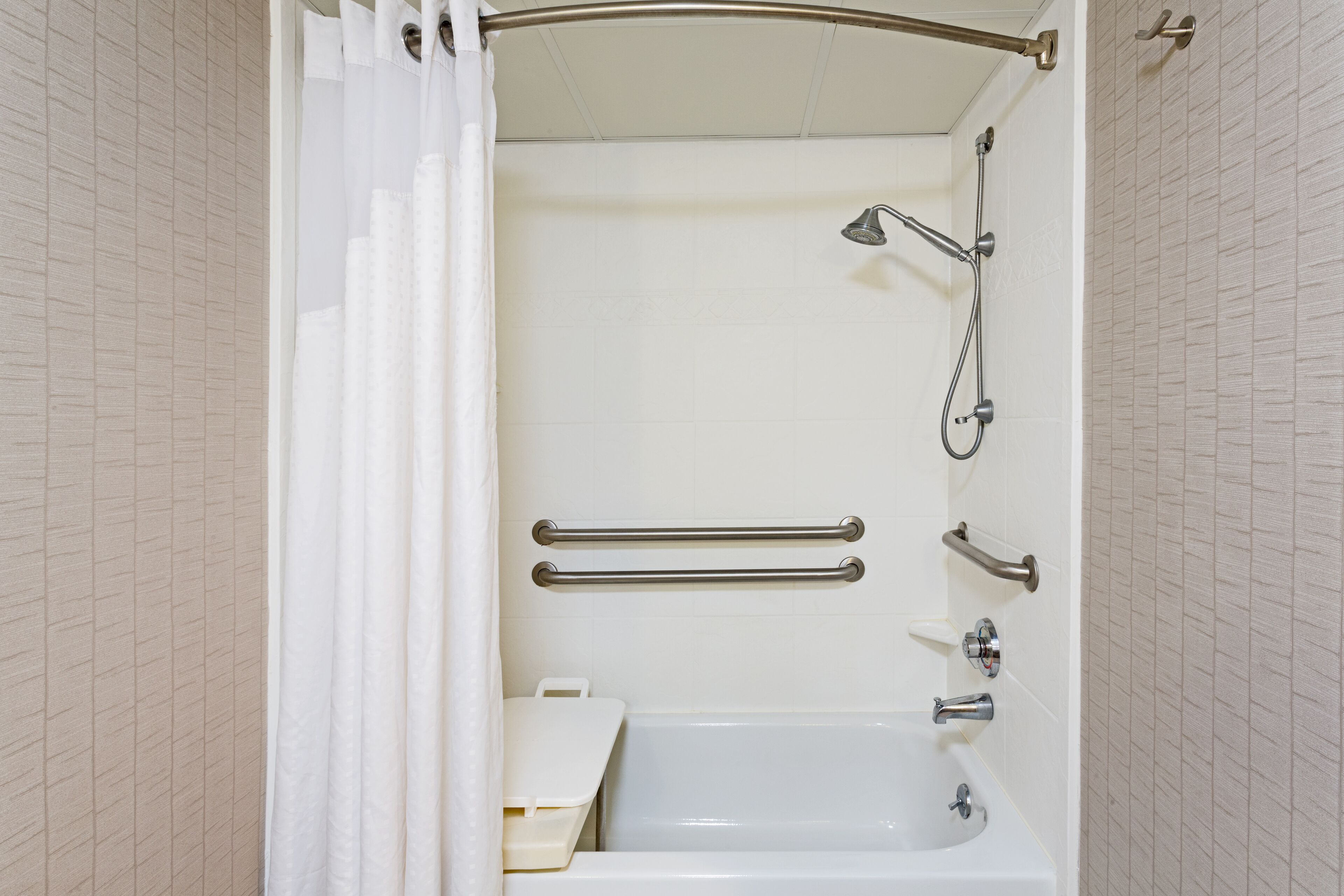 standard room, 1 king bed, accessible (communications, mobility, access tub) | bathroom | combined shower/bathtub, free toiletries, hair dryer, towels