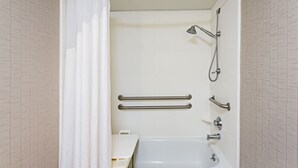 スタンダード ルーム キングベッド 1 台 バリアフリー (Communications, Mobility, Access Tub) | バスルーム | シャワー付き浴槽、バスアメニティ (無料)、ヘアドライヤー、タオル