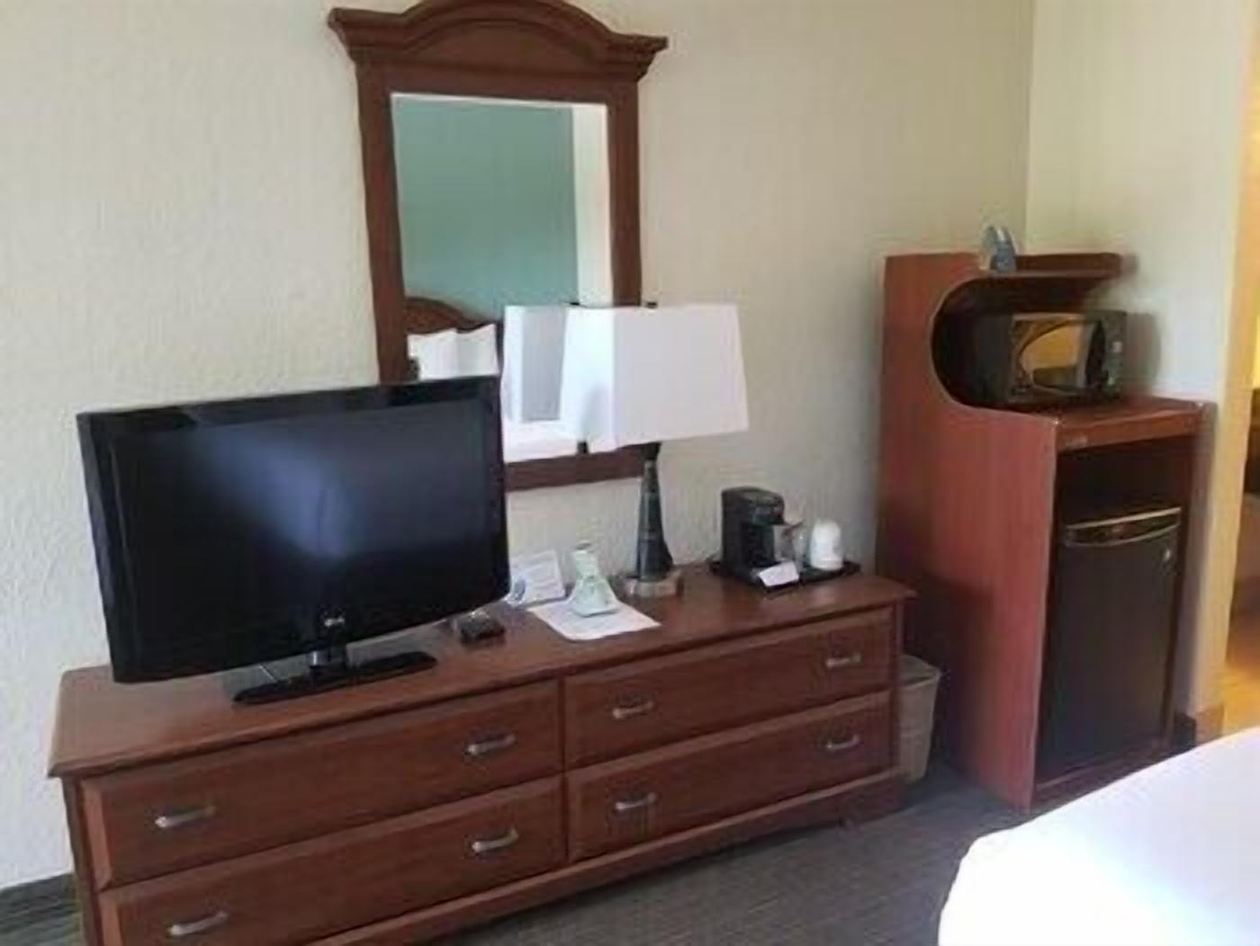 办公桌、熨斗/熨衣板、免费婴儿床、免费折叠床/加床