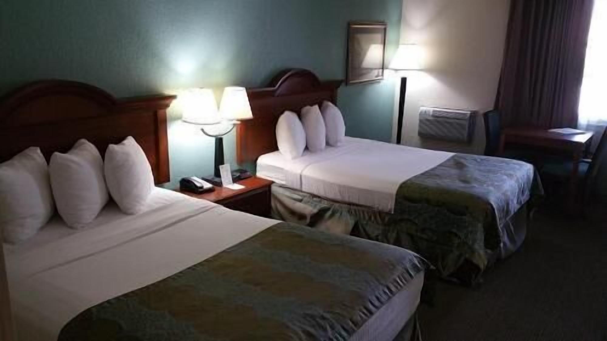 办公桌、熨斗/熨衣板、免费婴儿床、免费折叠床/加床