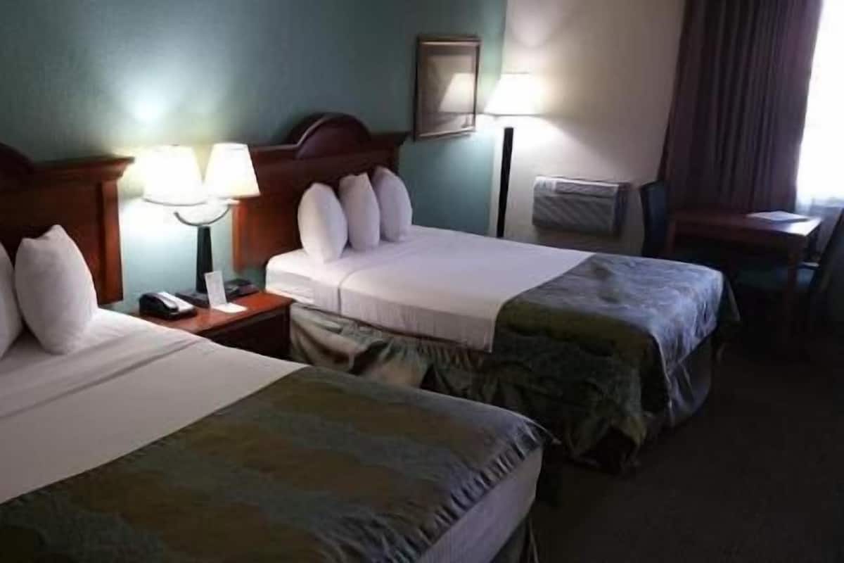 Bureau, fer et planche à repasser, lit de bébé (gratuit)