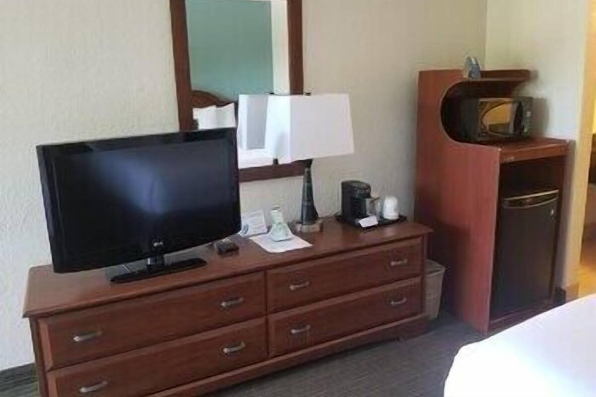 Bureau, fer et planche à repasser, lit de bébé (gratuit)