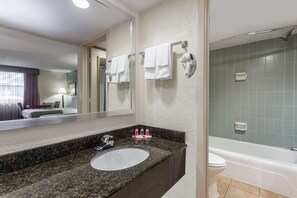 Suite, 1 King-Bett, Nichtraucher (One-Bedroom) | Badezimmer | Duschwanne, kostenlose Toilettenartikel, Haartrockner, Handtücher
