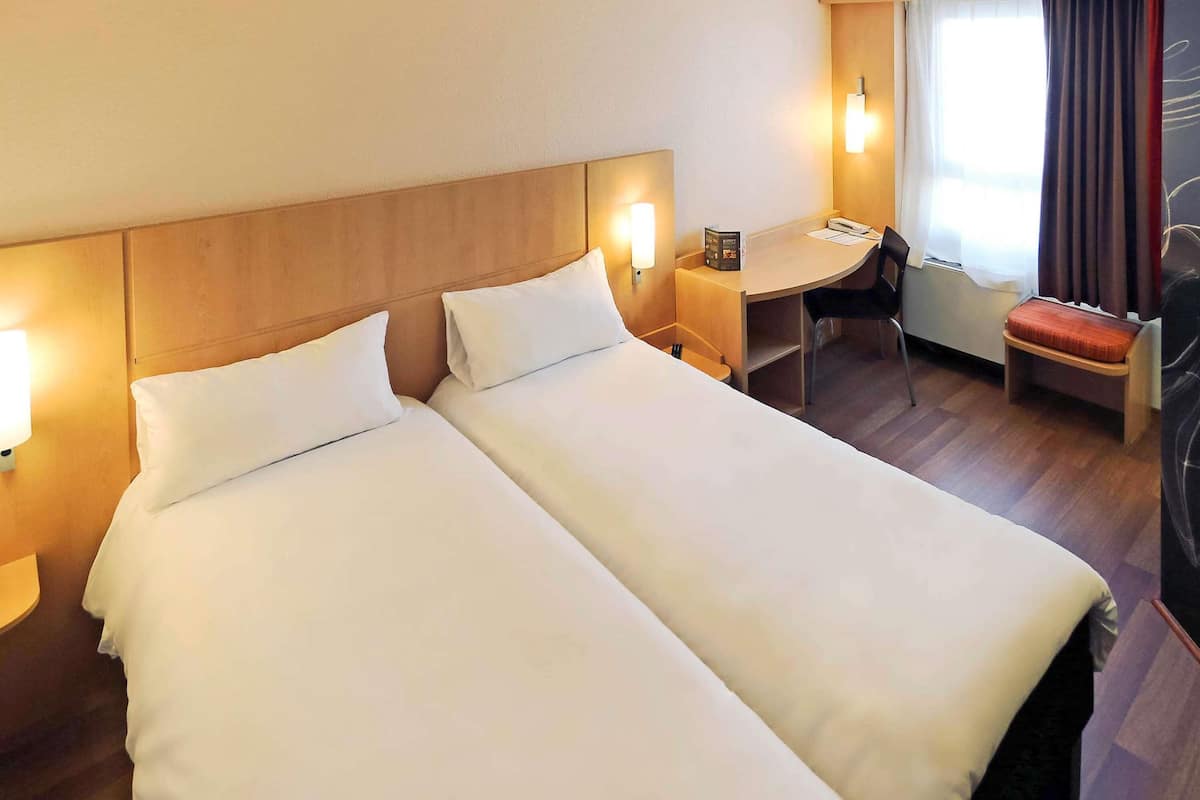 Standard Room, 2 Twin Beds | Premium bedding, desk, soundproofing, WiFi (free)