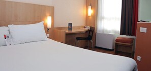 Premium bedding, desk, soundproofing, free WiFi