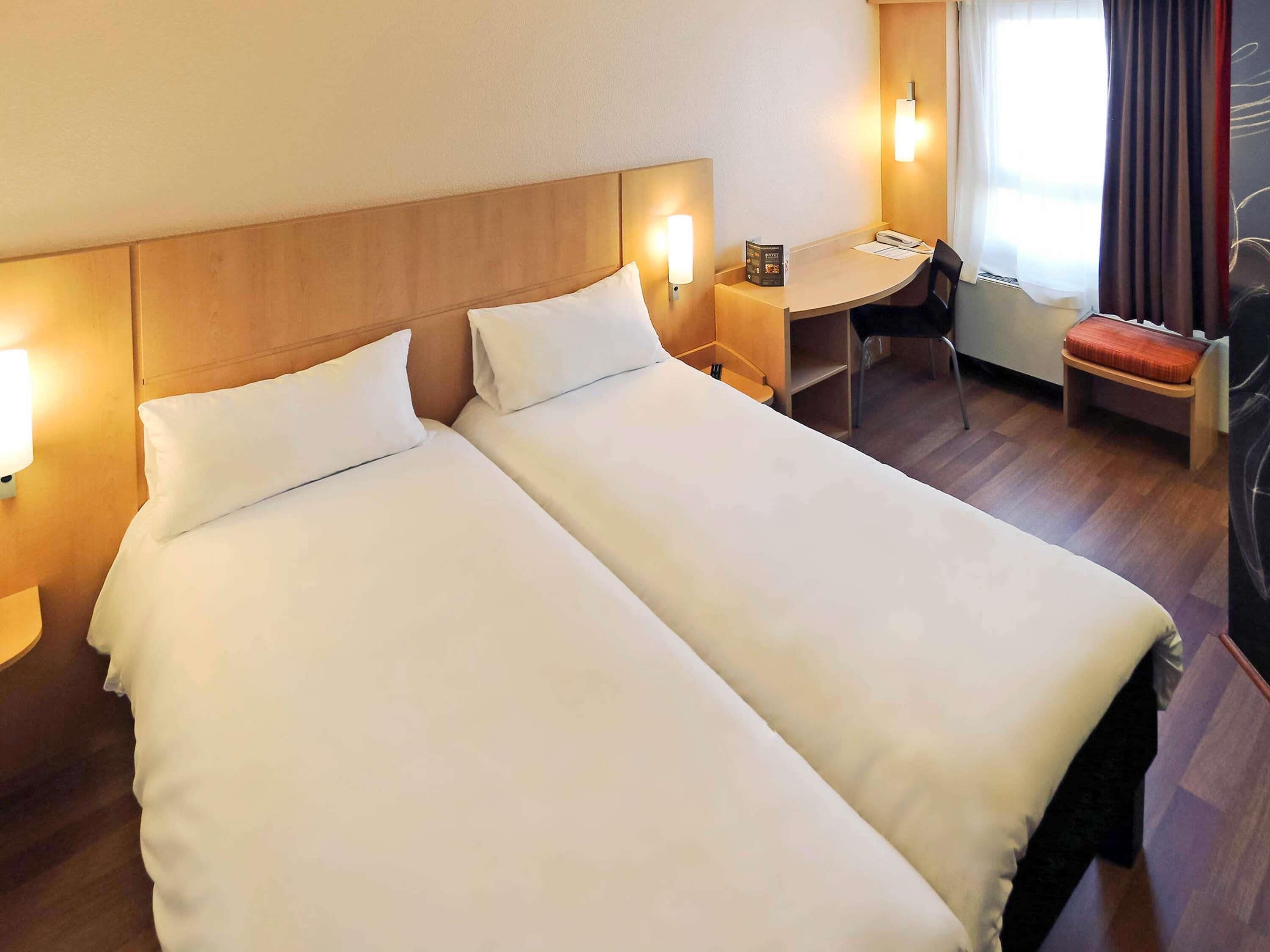 Ropa de cama de alta calidad, escritorio y sistema de insonorización 