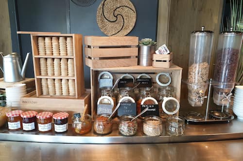 Tägliches Frühstücksbuffet gegen Gebühr