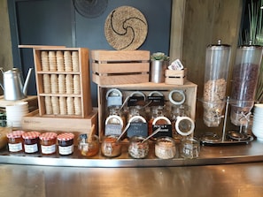 Päivittäinen buffetaamiainen (13.90 EUR per henkilö)