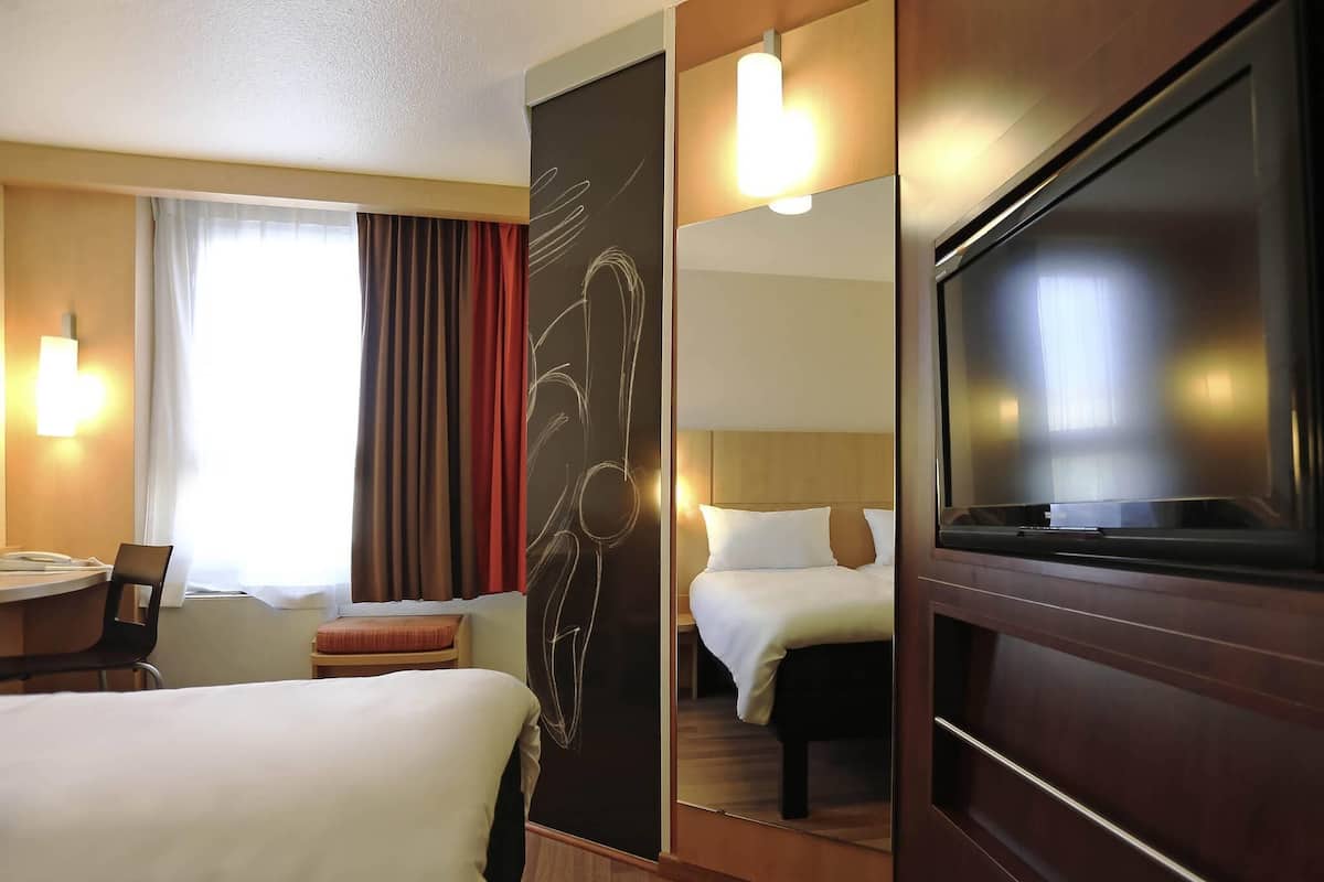 Premium bedding, desk, soundproofing, free WiFi