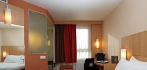 Biancheria da letto di alta qualità, una scrivania, insonorizzazione