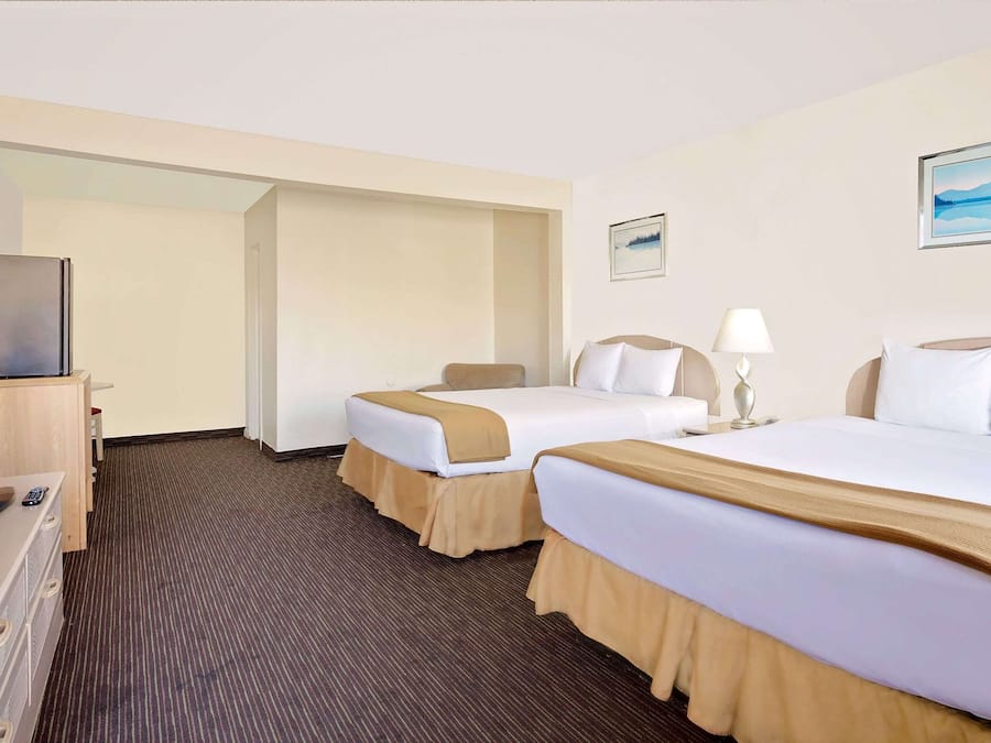 Escritorio, cortinas blackout y tabla de planchar con plancha