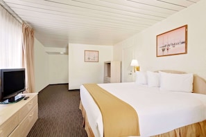 Escritorio, cortinas blackout y tabla de planchar con plancha