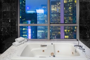 Combined shower/bathtub, eco-friendly toiletries, hair dryer, towels
