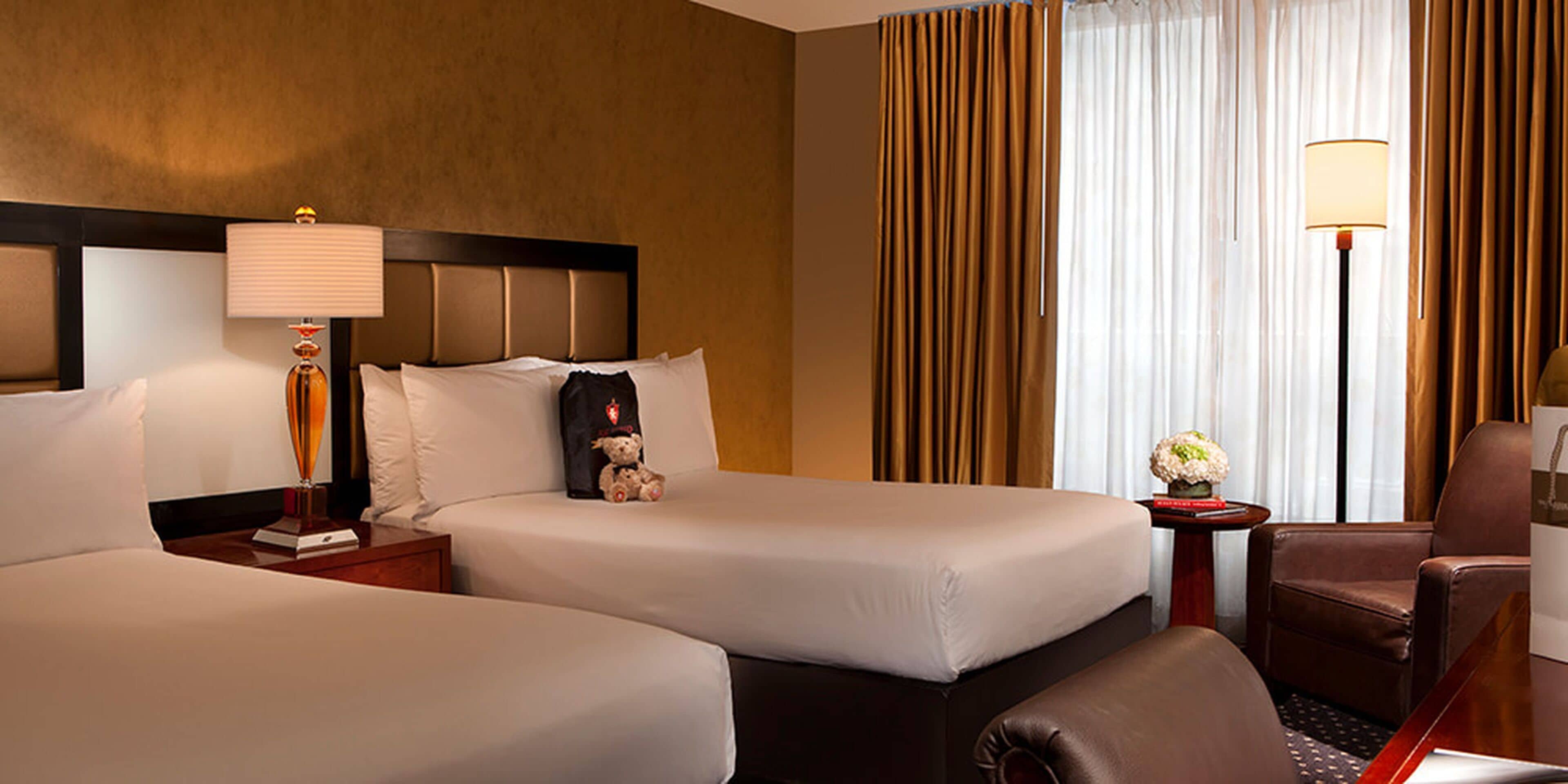 Habitación estándar, 2 camas matrimoniales | Caja de seguridad en la habitación y escritorio 