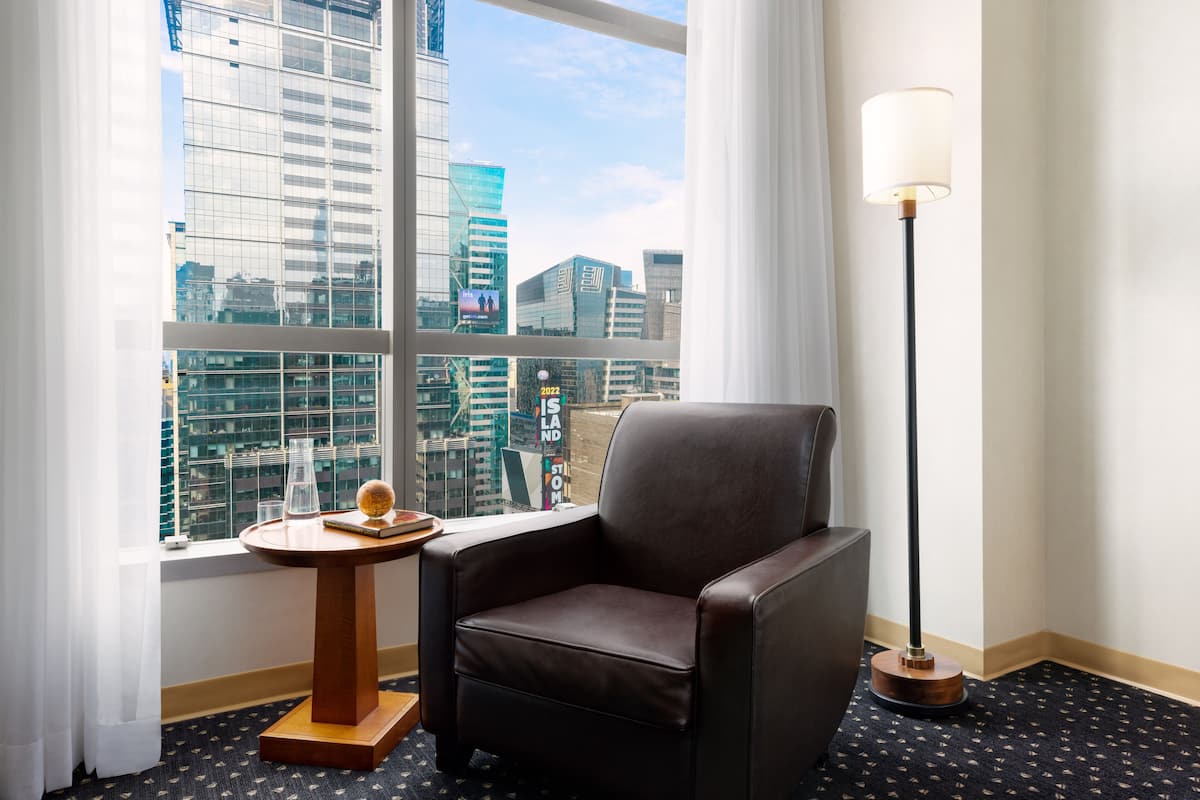 Suíte, 1 cama King (Millennium) | Cofres nos quartos, escrivaninha, espaço de trabalho para notebook