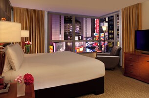 客房内保险箱、办公桌、笔记本电脑工作区、遮光窗帘