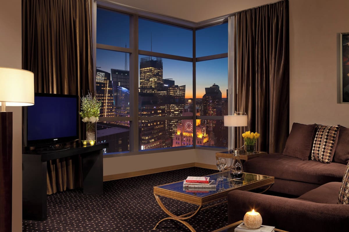 Suite junior, 1 cama King size | Caja de seguridad en la habitación y escritorio