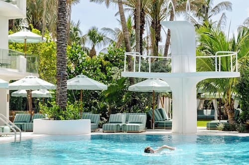Piscina externa, funciona das 7h às 20h, barracas, guarda-sóis