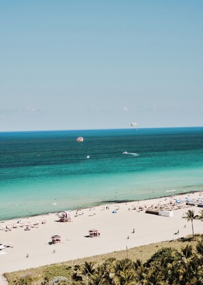 Praia particular, areia branca, barracas de praia de cortesia 