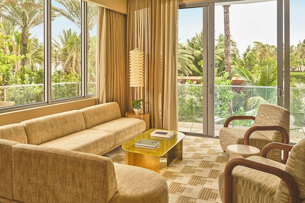 Suite, 1 cama de matrimonio grande, vistas al mar | Ropa de cama de alta calidad, colchones con acolchado adicional, minibar